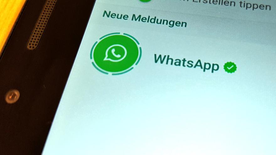 Auf dem Bildschirm eines Smartphones ist das WhatsApp-Logo zu sehen.