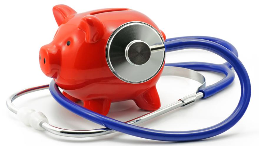 Geld und Kosten sparen beim Zahnarzt mit dem roten Sparschwein
