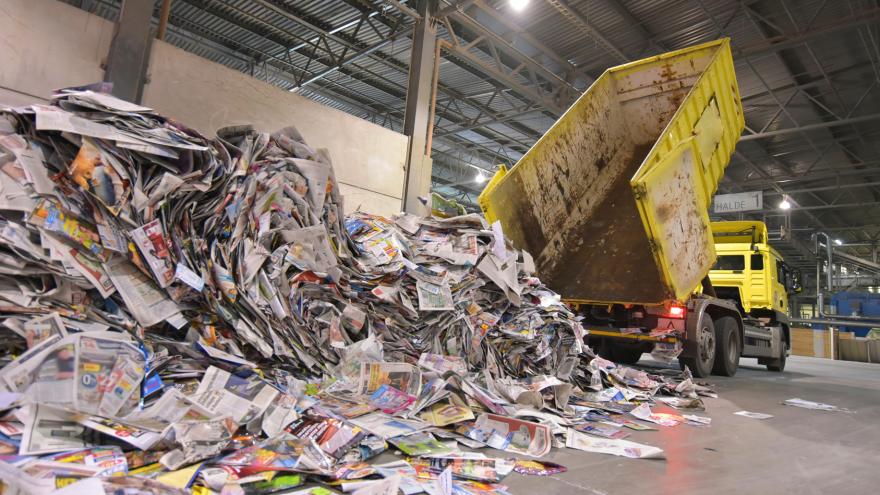 Ein Kipplader schüttet eine Menge Altpapier aus.