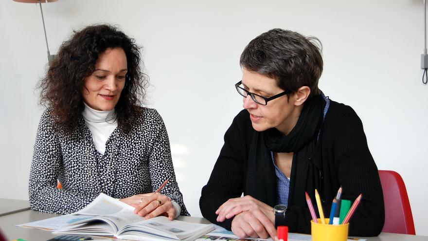 Frauenworkshop Verbraucherzentrale NRW Zwei Teilnehmerinnen in Diskussion