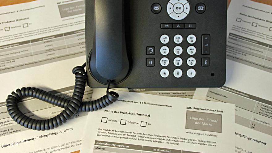 Ein Telefon mir vier Mustern eines Produktinformationsblatts.