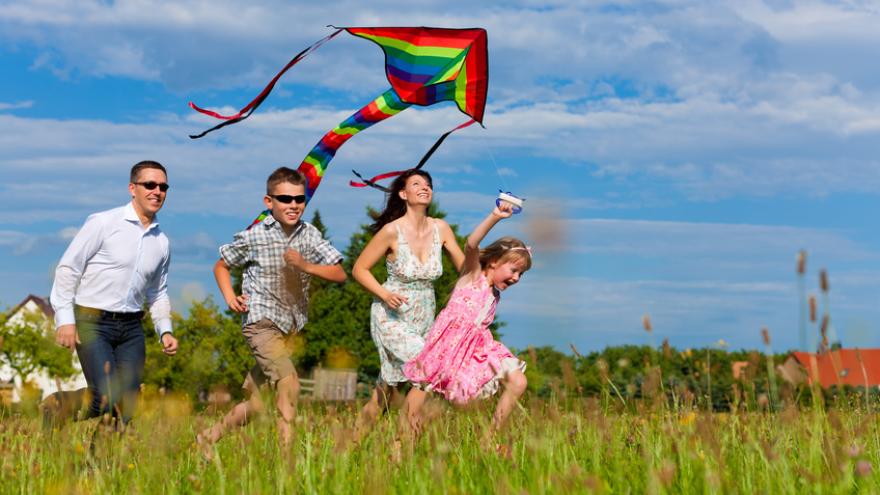 Familie draußen im Sommer beim guten Wetter