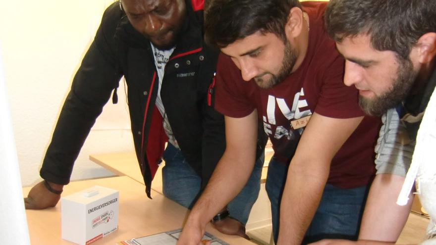 Teilnemer vom Workshop für Menschen mit Migrationshintergrund an einer Spielstation