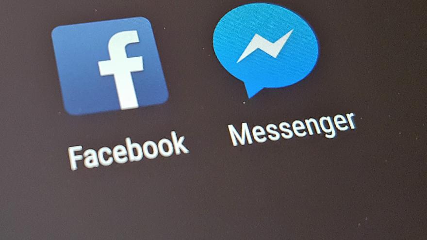 Die Symbole der Apps Facebook und Messenger nebeneinander auf einem Smartphone-Display