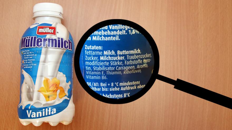 Eine Flasche Müllermilch Vanilla und daneben eine Lupe, welche die Zutaten aufzeigt.