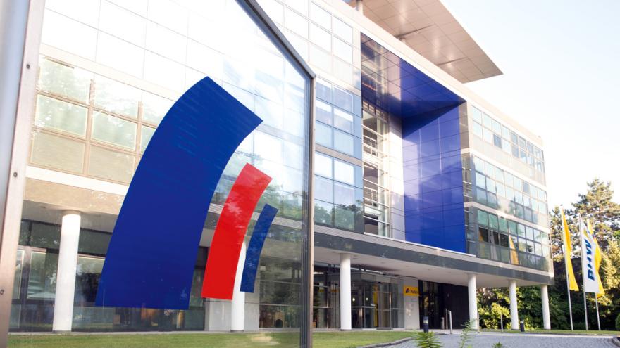 Eingangsbereich der Postbank-Zentrale von außen.