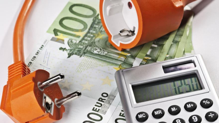 Stromstecker und Taschenrechner auf 100-Euro-Scheinen
