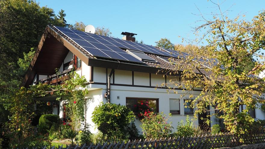 Fachwerkhaus mit Photovoltaikanlage auf dem Dach