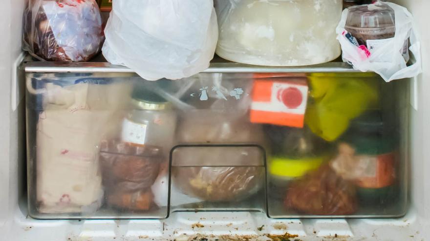Voller und dreckiger Kühlschrank