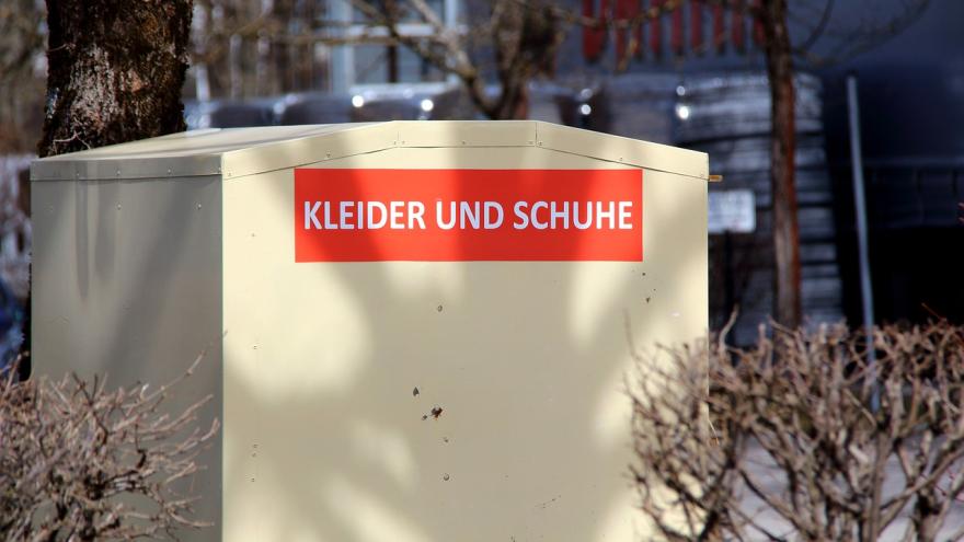 Ein Container für Altkleider und Schuhe