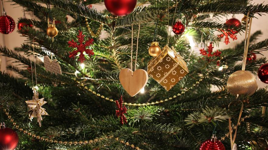 Weihnachtsbaum mit Schmuck und Lichterkette