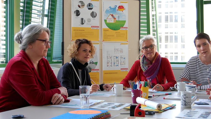 Frauenworkshop Verbraucherzentrale NRW Teilnehmerinnen am Tisch