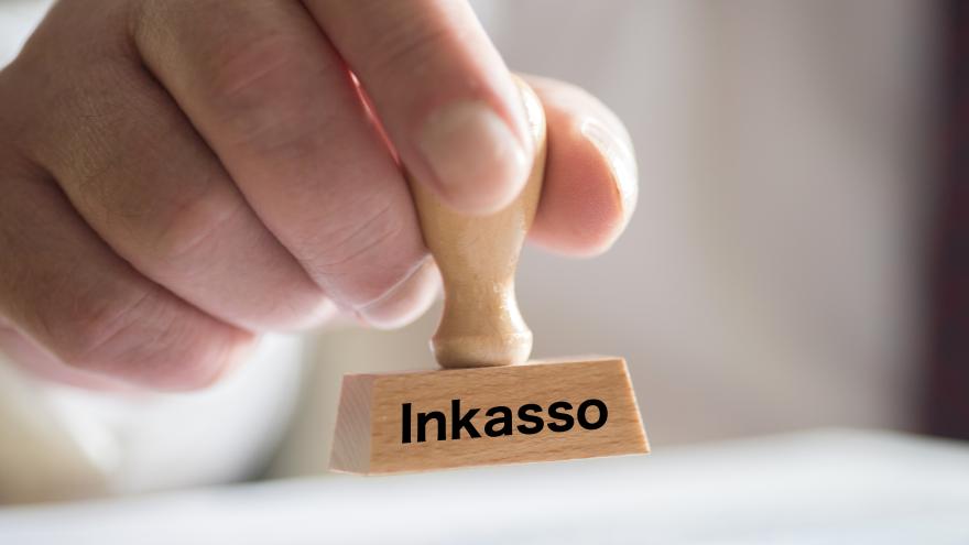 Dokument wird mit Inkasso Stempel versehen 