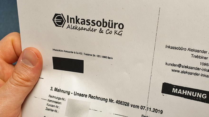 Hand hält Brief vom Inkassobüro Aleksander & Co KG