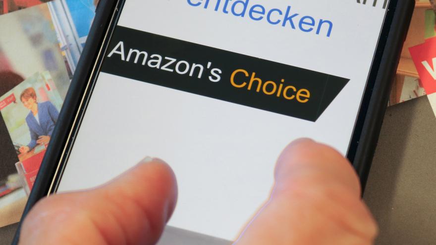 Zwei Finger vergrößern auf einem Smartphone-Display das Logo Amazon's Choice
