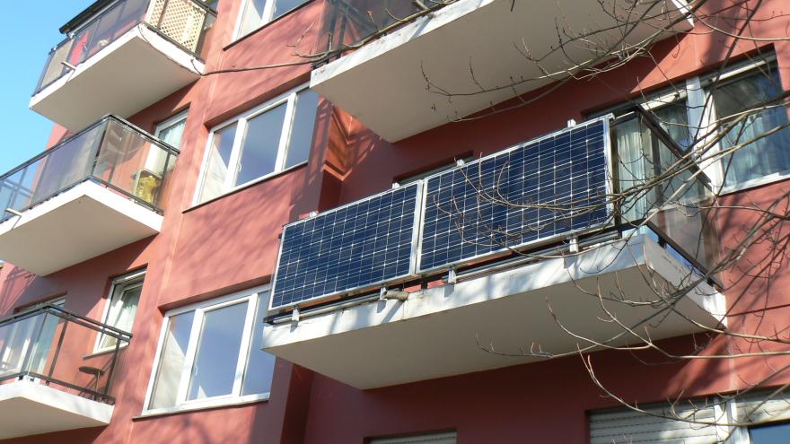 Stecker-Solargerät angebracht an Balkon