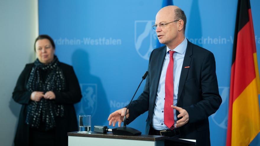 Ministerin Ursula Heinen-Esser und Verbraucherzentrale NRW-Vorstand Wolfgang Schuldzinski