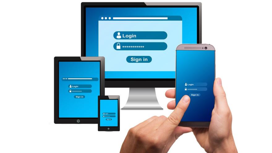 PC-Monitor, Tablet und Smartphone mit Login-Fenstern