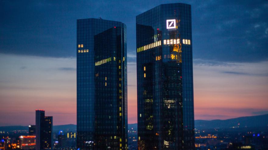 Deutsche Bank Gebäude in Frankfurt bei Sonnenuntergang