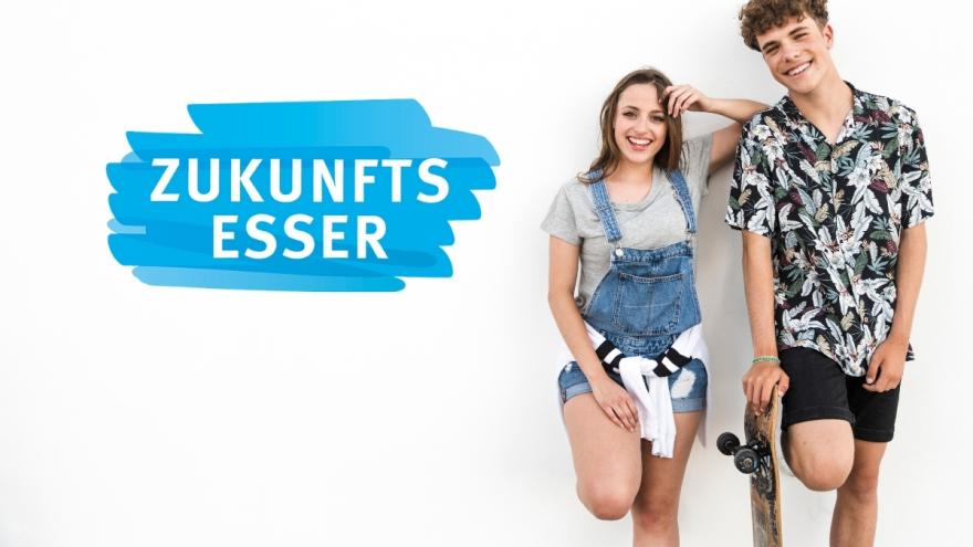 Neben einem Schriftzug "Zukunftsesser" stehen Teenager mit einem Skateboard