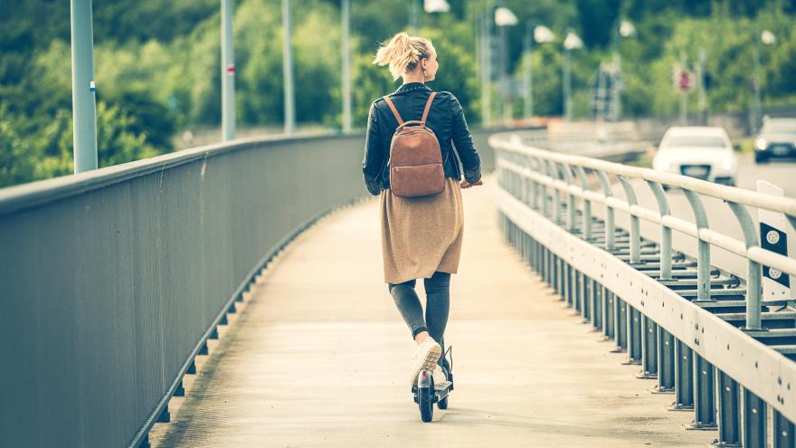 Junge Frau auf E-Scooter