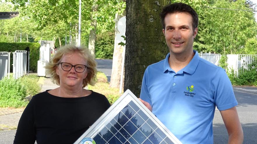 Solarkampagne der Energieagentur Rhein-Sieg; von links: Petra Grebing, Thorsten Schmidt mit einem PV-Modul