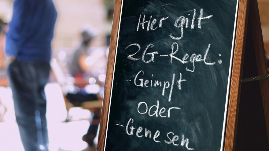 Kreideschrift auf Tafel: Hier gilt 2G-Regel Geimpft oder Genesen