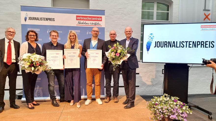 Acht Personen nebeneinander: Laudatoren und Preisträger des Journalistenpreises 2022