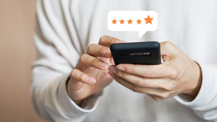 Mann mit Smartphone und Bewertungssternen