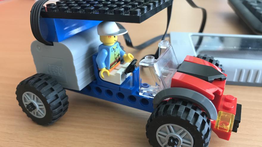 Ein Legoauto mit fahrender Legofigur.