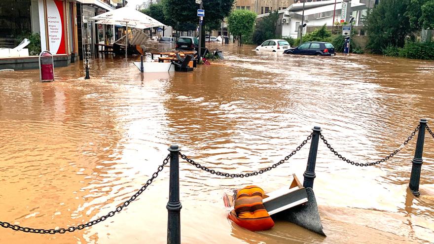 Möbel schwimmen 2021 durch überflutete Straße in Euskirchen