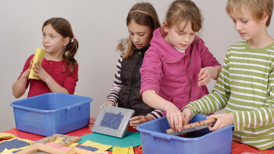 Kinder beim Papier schöpfen