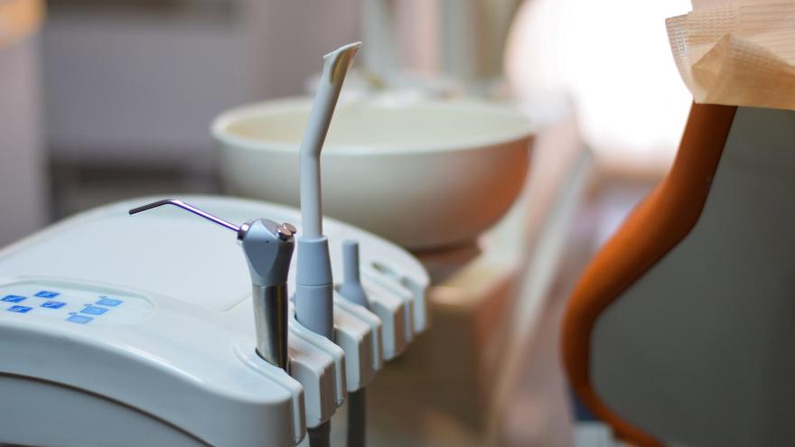 Zahnarztpraxis mit verschiedenen Instrumenten