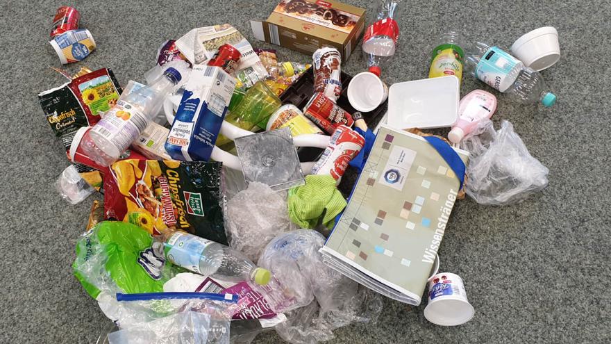 Ein Haufen mit Plastikabfall und anderem Verpackungsmüll