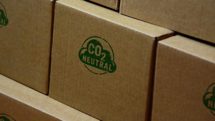 Paket mit Co2-Neutral darauf gedruckt