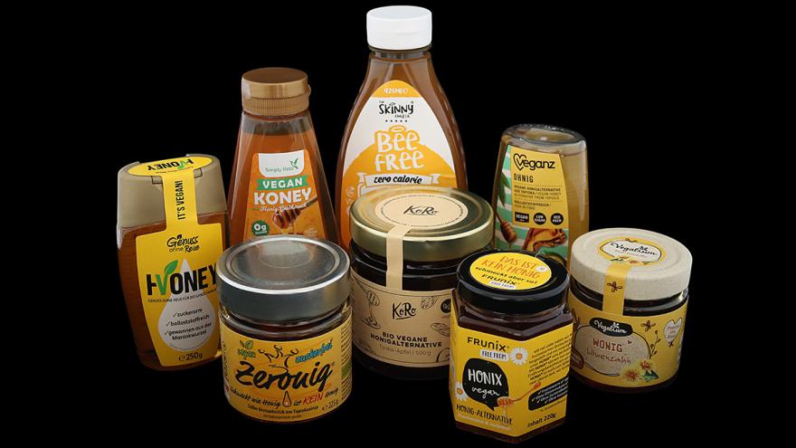 Mehrere vegane Honig-Alternativen im Gruppenbild