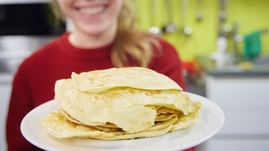 Junge Frau mit Teller mit Pfannkuchen