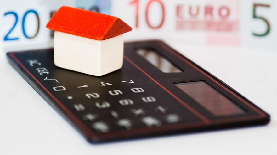 Energiepreise Haus Geld und Taschenrechner