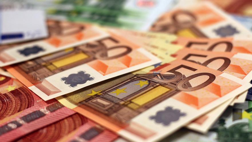 Zahlreiche Geldscheine, vor allem 50-Euro-Scheine, nah fotografiert