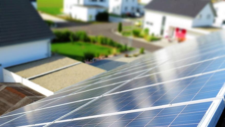 Photovoltaikmodul auf dem Hausdach mit Bllick auf die Nachbarhäuser