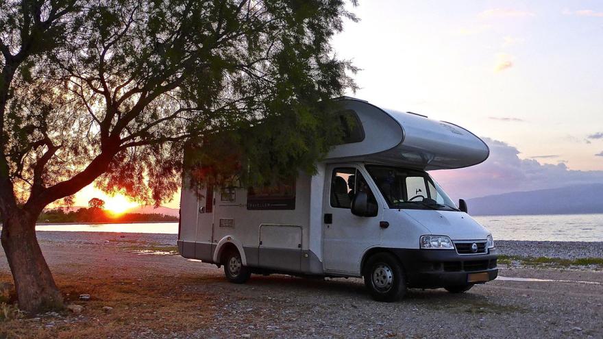 Ein Wohnmobil am Strand mit Sonnenuntergang