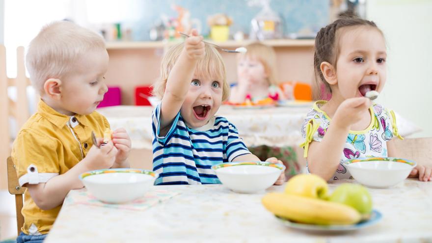 Kinder beim Essen in der Kita