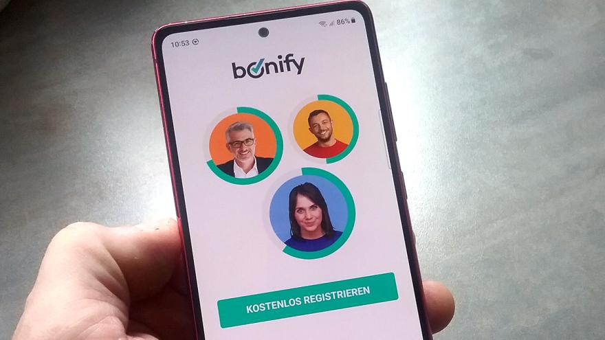 Handy mit App bonify auf dem Display