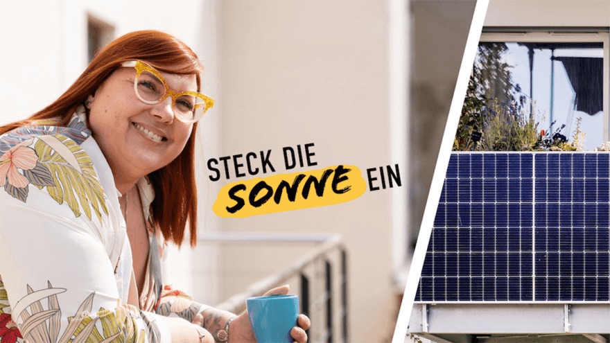 Lächelnde Frau, neben ihr ein Balkonkraftwerk, mittig der Schriftzug "Steck die Sonne ein"