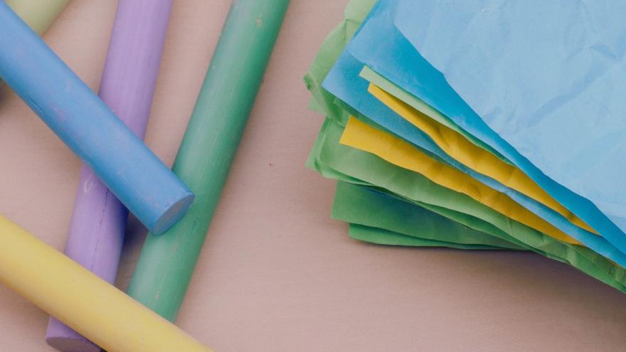 Bunte Zettel und Stifte
