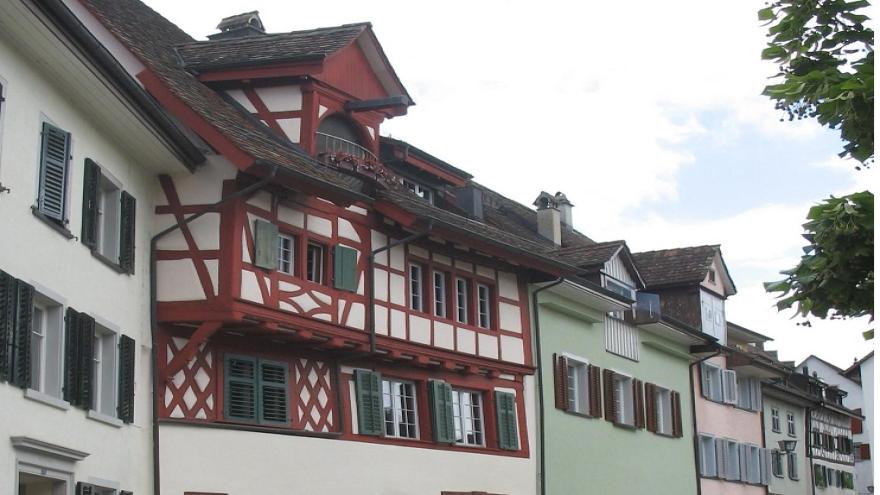 Häuserzeile mit historischen Gebäuden