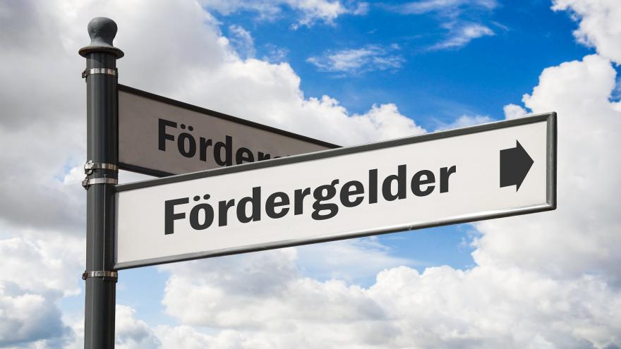 Straßenschild mit der Aufschrift Fördergelder