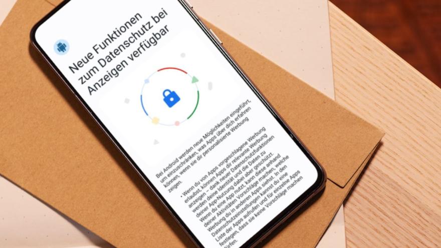 Android-Smartphone liegt auf einem Tisch und zeigt die Nachricht: Neue Funktionen zum Datenschutz bei Anzeigen verfügbar