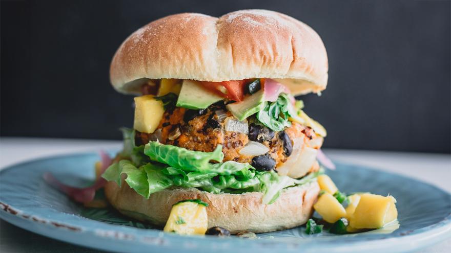 Ein Burger mit Bohnenpatty und Gemüse