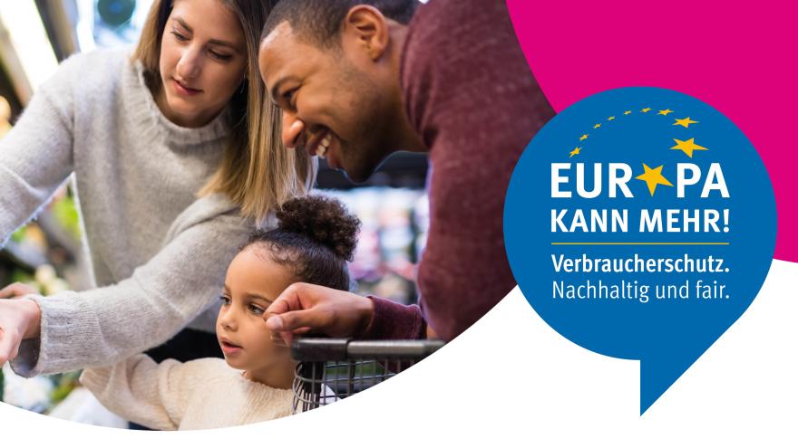 Drei Mensche vor einem Kühlfach in Supermarkt. Daneben der Slogan "Europa kann mehr! Verbraucherschutz. Nachhaltig und fair."